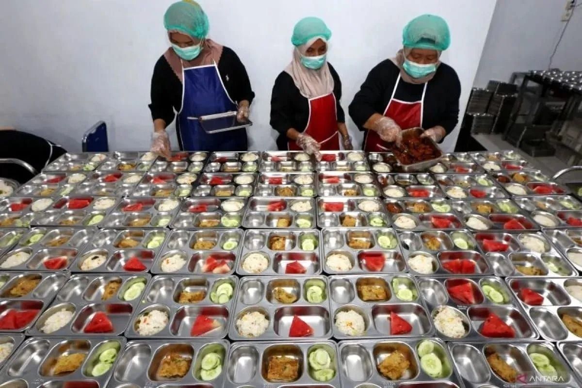 Ilustrasi - Petugas SPPG di Banda Aceh sedang menyiapkan menu MBG. <b>(Antara)</b>