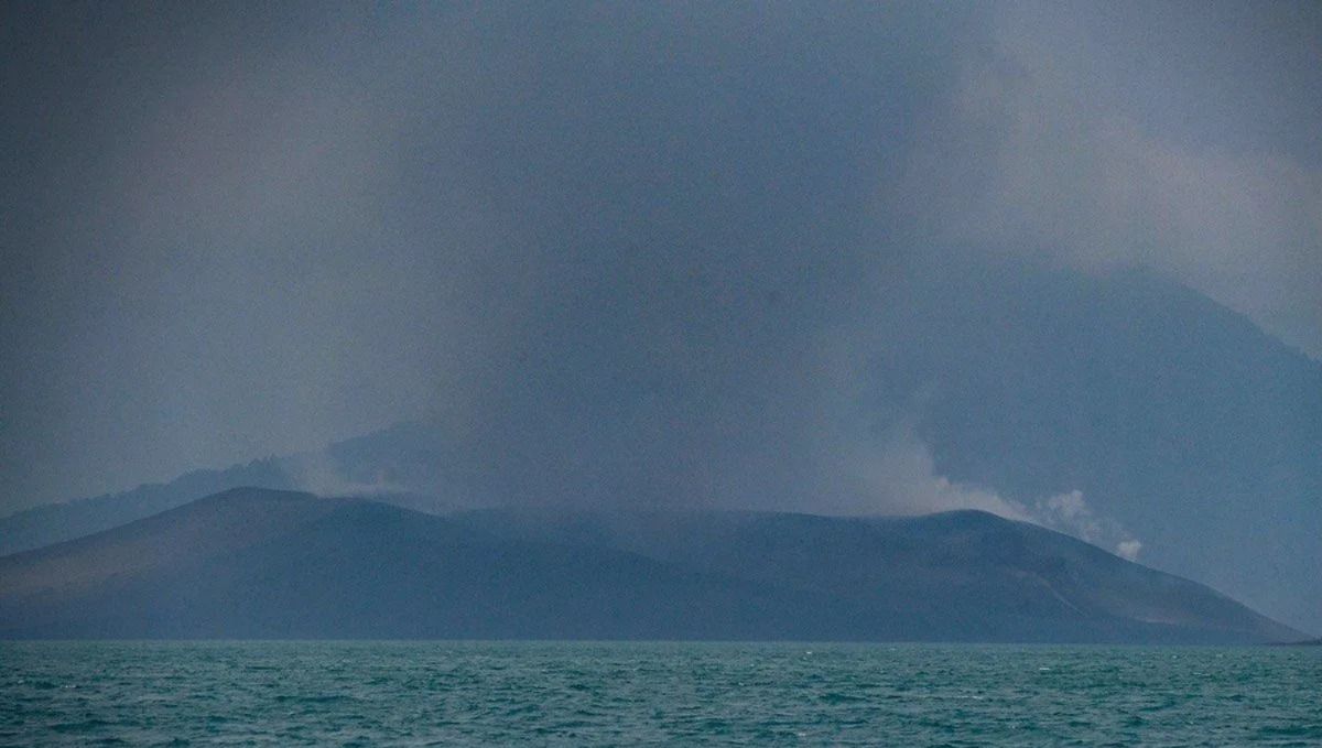 Gunung Anak Krakatau mengeluarkan asap terlihat dari perairan Selat Sunda di Kabupaten Lampung Selatan, Lampung, Rabu, 9 September 2026. <b>(Antara)</b>