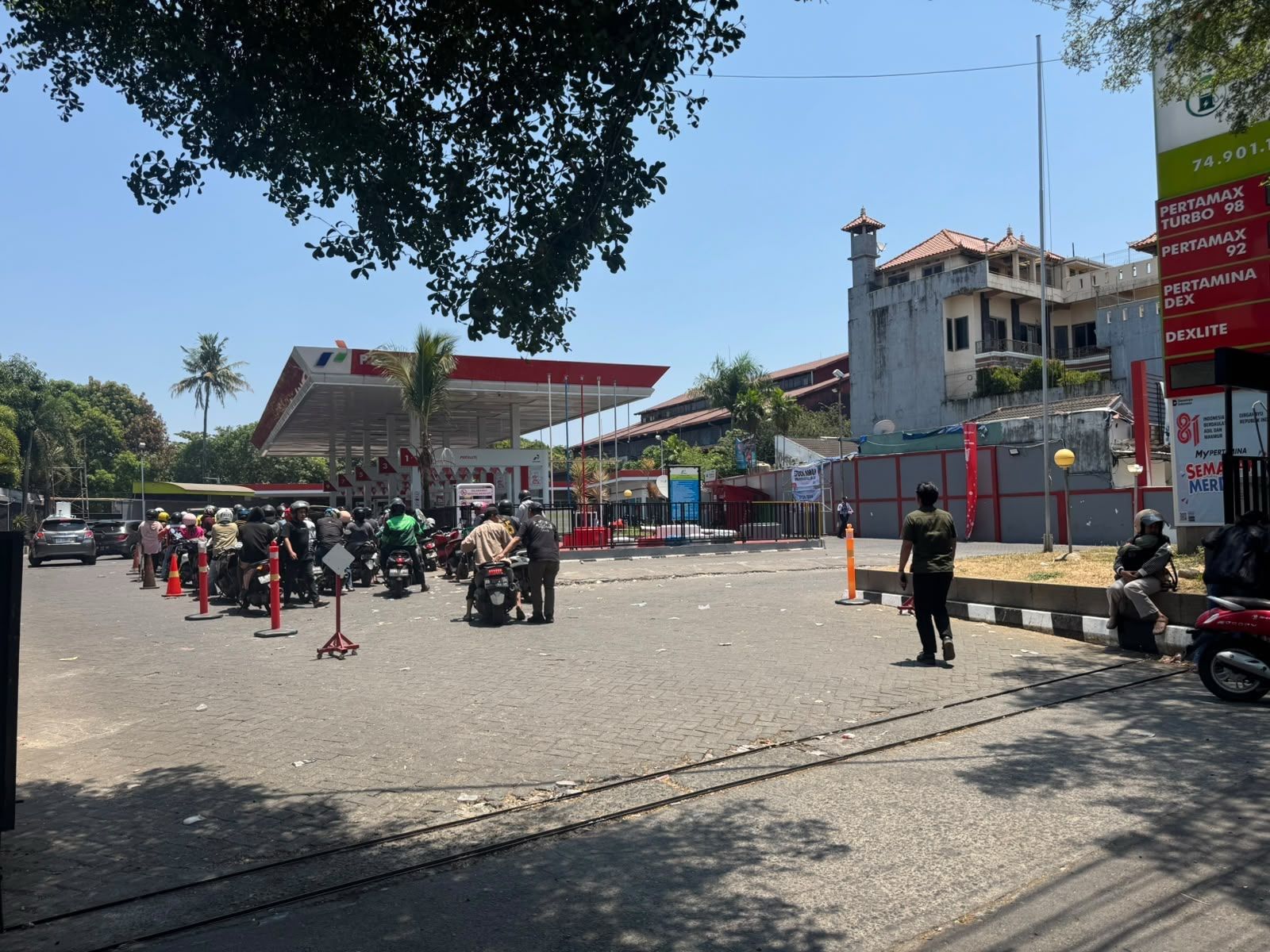 Antrean kendaraan di sejumlah SPBU di Kota Makassar secara bertahap mulai melandai. (Istimewa)
