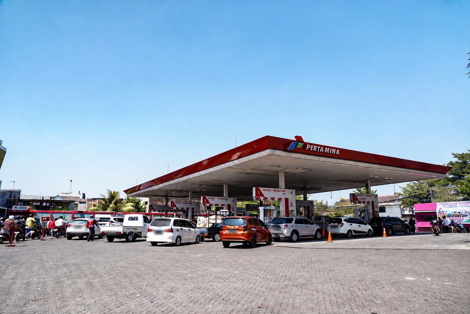 Antrean kendaraan di sejumlah SPBU di Kota Makassar secara bertahap mulai melandai. (Istimewa)