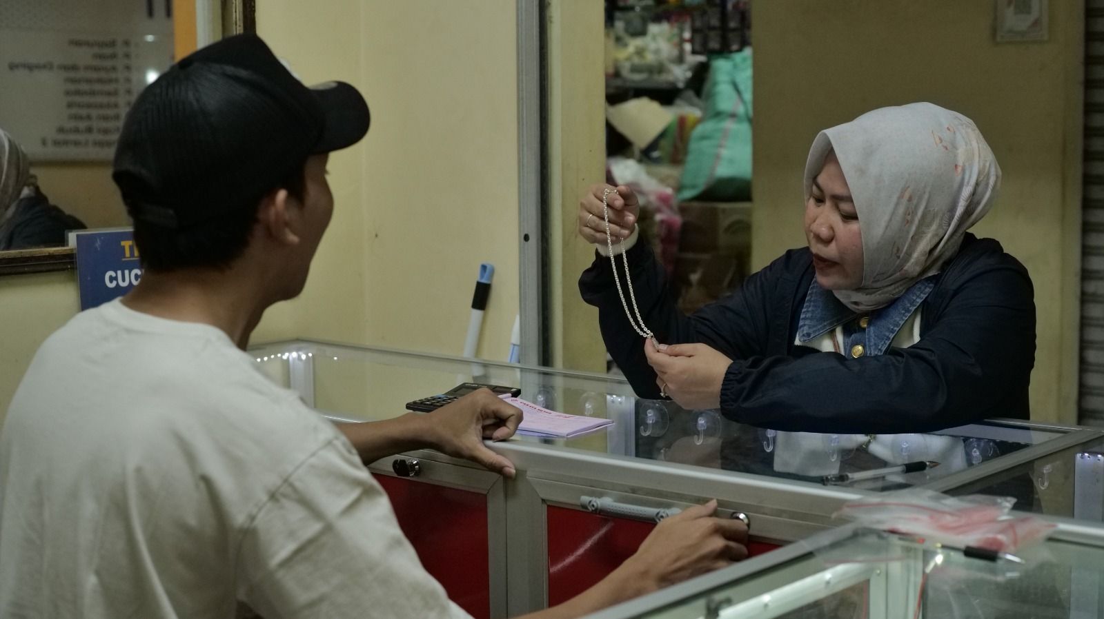 14 Tahun Mengabdi sebagai Mantri BRI, Dewi Bantu Bebaskan Warga Desa dari Jerat Rentenir di Lampung Selatan.