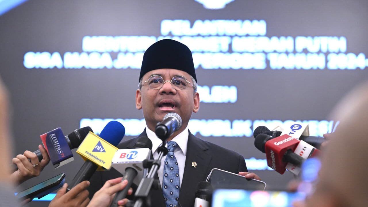 Menteri Keuangan Suahasil Nazara memberikan keterangan kepada awak media usai dilantik di Istana Negara, Jakarta, Senin (14/9/2026).