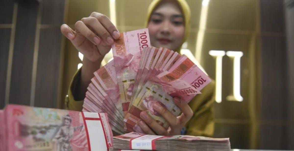 Pegawai menunjukkan pecahan mata uang rupiah dan dolar AS di Kantor Cabang BNI Pasar Baru, Jakarta <b>(Antara)</b>