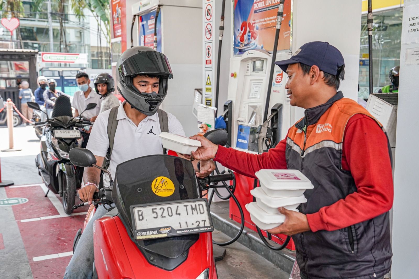Masak Serentak di Delapan Kota, Pertamina Patra Niaga Bagikan 8.100 Porsi Makanan pada Hari Pelanggan Nasional