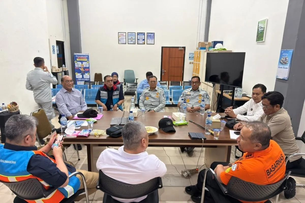 Jajaran Jasa Raharja Group, petugas Basarnas, Menteri Perhubungan Dudy Purwagandhi, serta instansi terkait berkoordinasi dalam penanganan musibah KM Virgo Transport 8 di Posko SAR Pelabuhan Trisakti, Banjarmasin, Kalimantan Selatan, Minggu, 13 Septem <b>(Antara)</b>