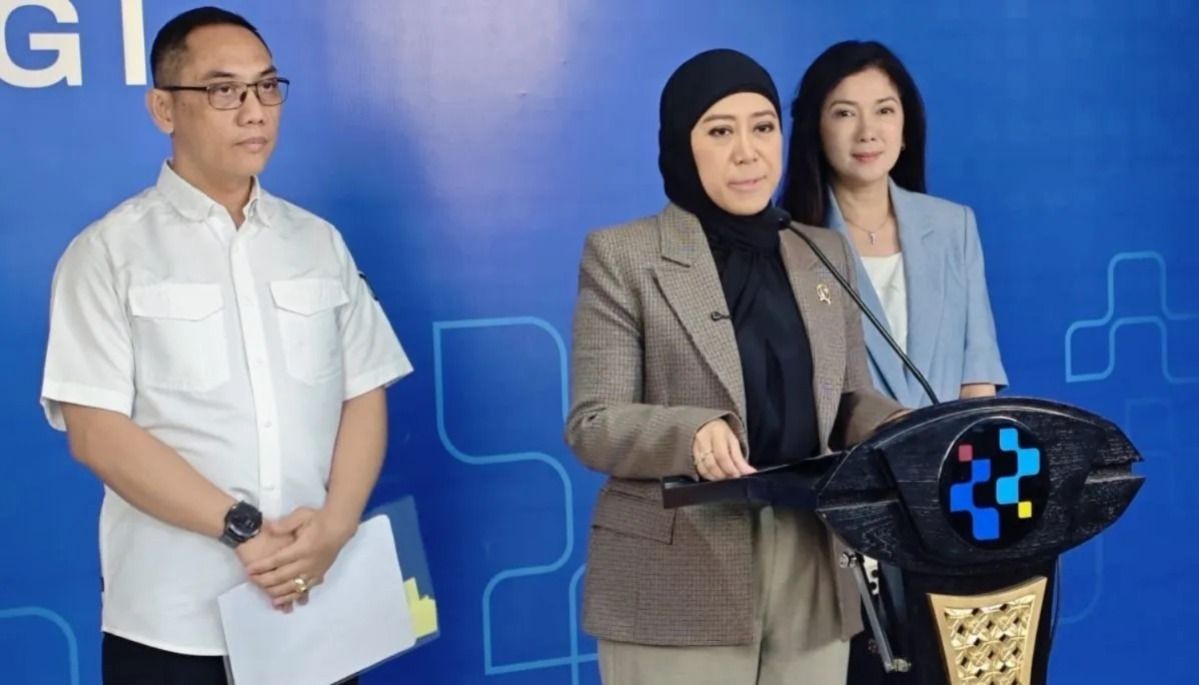 Menteri Komunikasi dan Digital Meutya Hafid (tengah) menyampaikan paparan dalam konferensi pers di Kantor Kementerian Komunikasi dan Digital, Jakarta, Senin, 14 September 2026. <b>(Antara)</b>