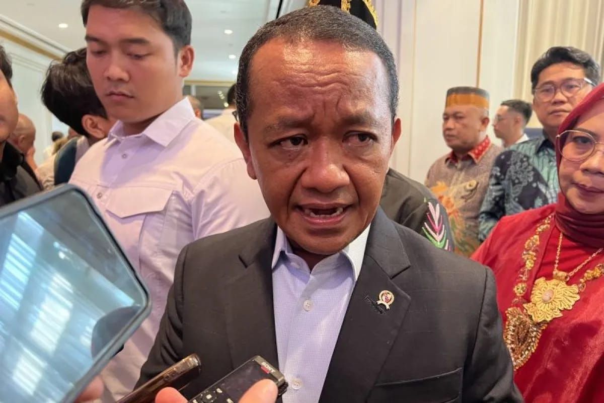 Menteri Energi dan Sumber Daya Mineral (ESDM) Bahlil Lahadalia memberi keterangan setelah acara Innovation Technology for Social and Environmental Awards (InTechSEA) yang digelar di Jakarta <b>(Antara)</b>