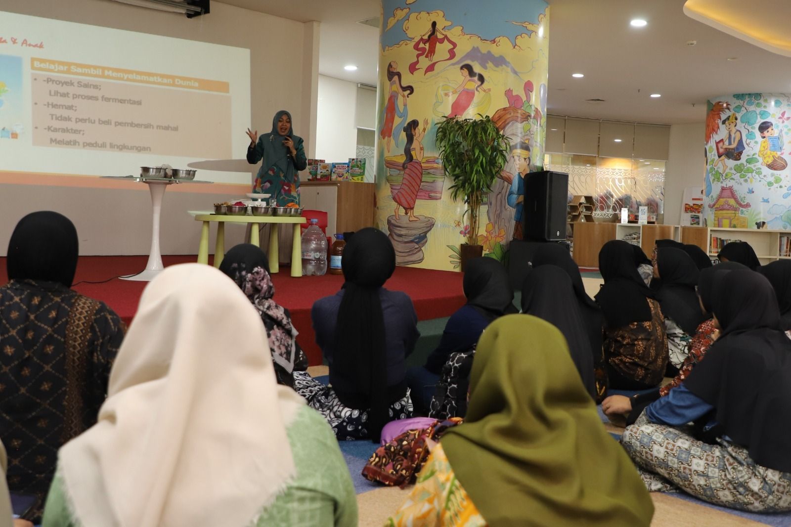 Perpustakaan Nasional Republik Indonesia (Perpusnas) menghadirkan literasi lebih dekat dengan kehidupan masyarakat melalui rangkaian Hari Kunjung Perpustakaan 2026. Tidak hanya mengajak masyarakat membaca, Perpusnas menghadirkan pengalaman belajar melalui pameran alih wahana naskah kuno, kegiatan berkebun dan pengolahan limbah rumah tangga, hingga berbagi praktik pengembangan perpustakaan di wilayah kepulauan. Rangkaian tersebut menjadi upaya Perpusnas mengajak masyarakat merawat ingatan sekaligus menggugah kesadaran berliterasi. Pameran berlangsung mulai Senin, 14 September 2026 hingga Rabu, 30 September 2026 di Grha Literasi