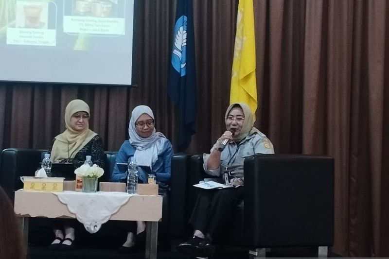 Direktur Pembiayaan Pertanian Direktorat Jenderal Prasarana dan Sarana Pertanian Kementan Indah Megahwati (ketiga dari kiri) saat diskusi tentang UMKM hijau di Universitas Indonesia, Depok, Kamis (02/10/2023).  <b>((ANTARA/Rizka Khaerunnisa))</b>
