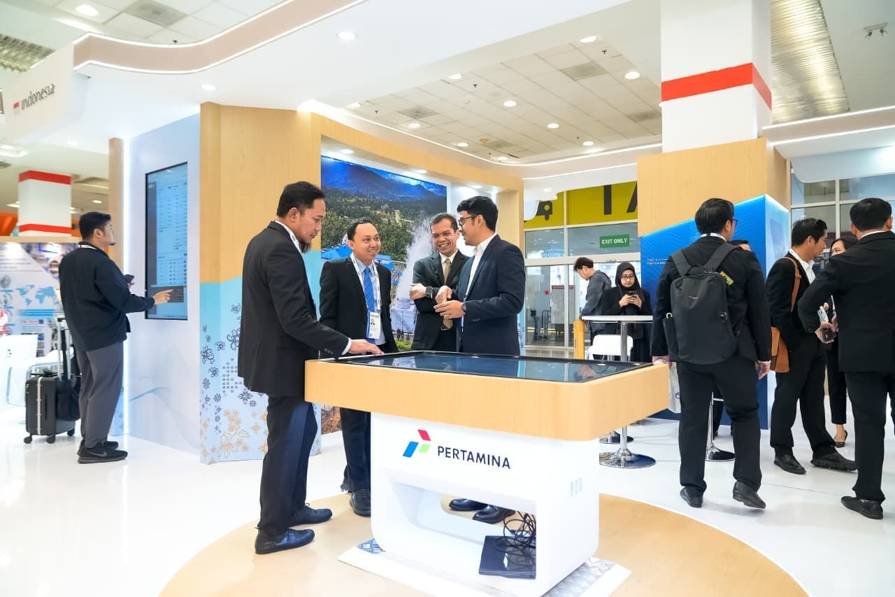 Pengunjung dan jajaran perwakilan Pertamina melihat paparan infrastruktur serta portofolio bisnis gas Pertamina Group dalam ajang Gastech 2026.