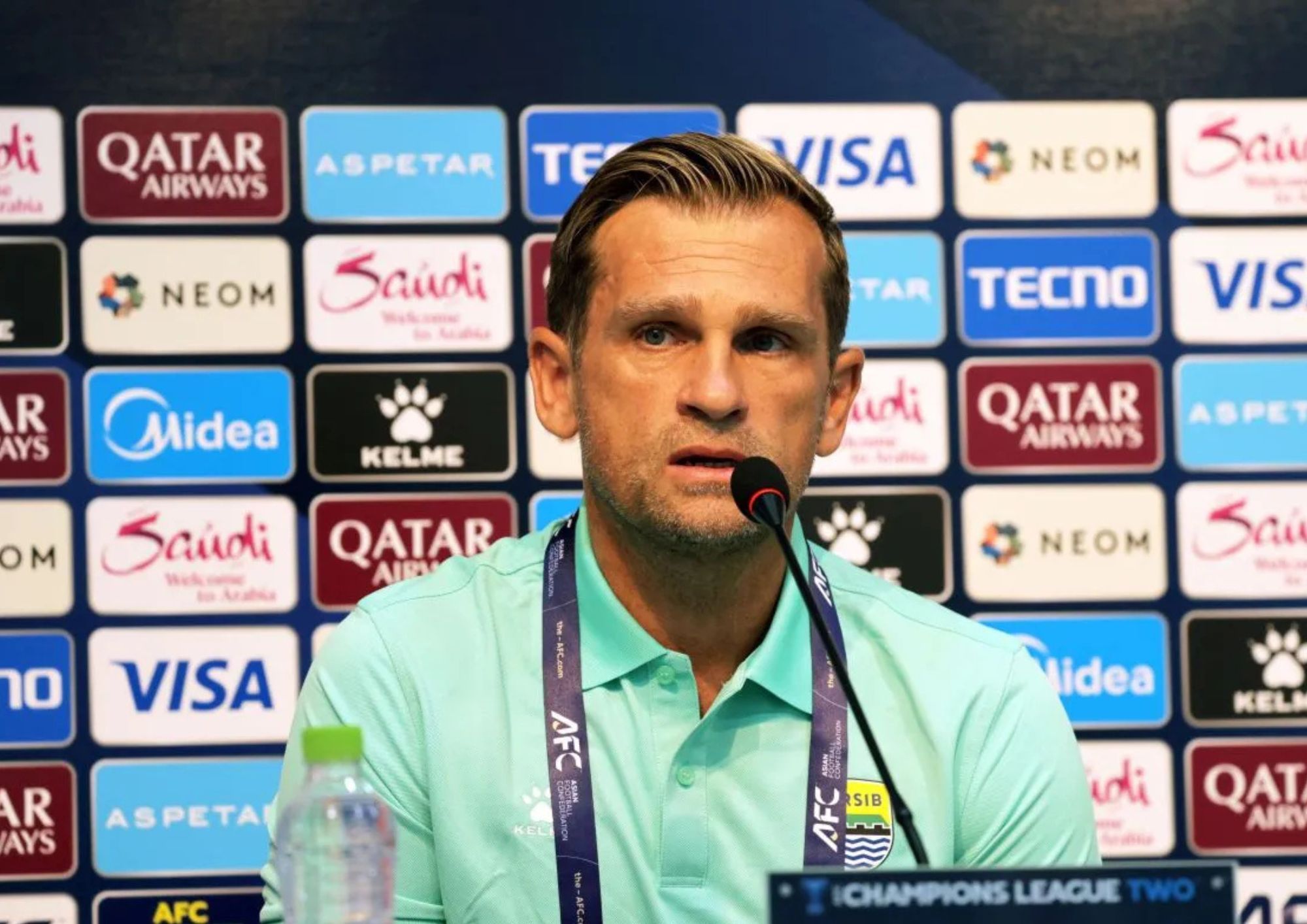 Pelatih Persib Bandung Igor Tolic saat memberikan keterangan jelang pertandingan melawan FC Seoul di di Stadion Piala Dunia Seoul, Korea Selatan, Selasa (14/9/2026).  <b>(Antara)</b>