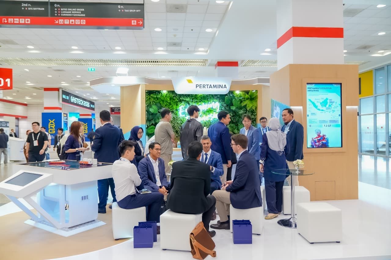 Delegasi Pertamina berdiskusi dengan para pelaku industri energi global di booth Pertamina pada ajang forum energi internasional Gastech 2026 di Bangkok, Thailand.