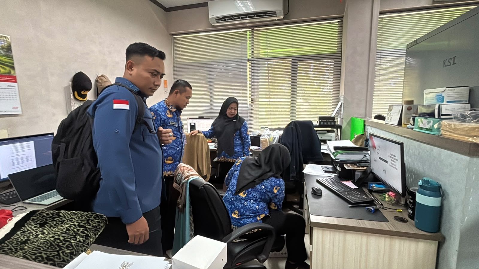 Penggeledahan Kejagung di kantor lingkungan Pemkot Bekasi. 