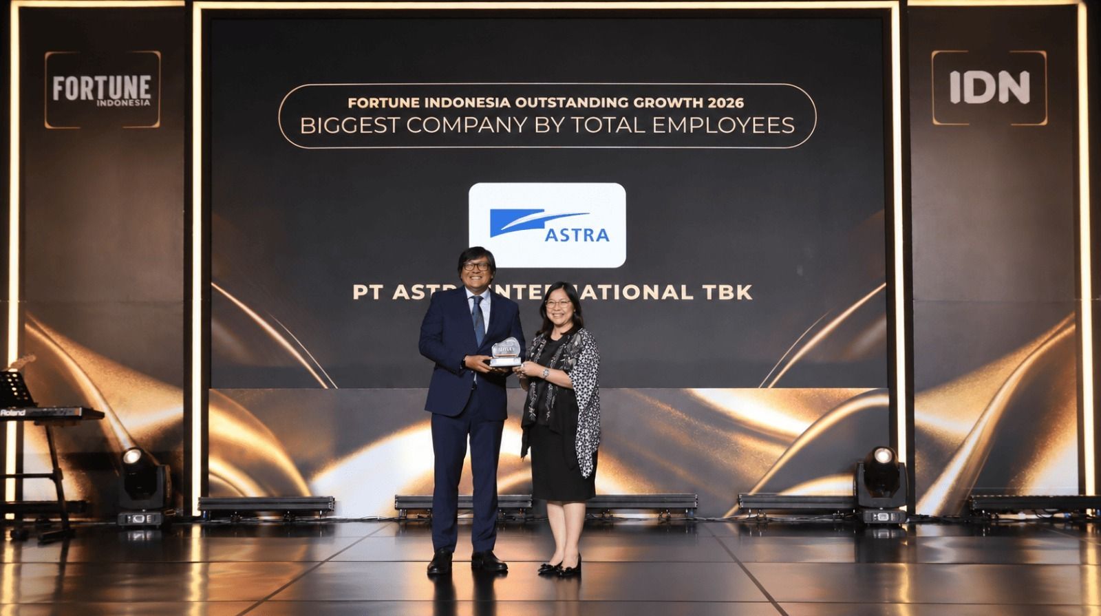 Chief of Corporate Human Capital Development Astra Matilda Esther Rotinsulu menerima penghargaan Fortune Indonesia Outstanding Growth 2026: Biggest Company by Total Employees mewakili PT Astra International Tbk dalam Fortune Indonesia 100 Gala di Jakarta (17/09). Penghargaan tersebut diberikan sebagai apresiasi kepada Astra sebagai perusahaan dengan jumlah karyawan terbesar