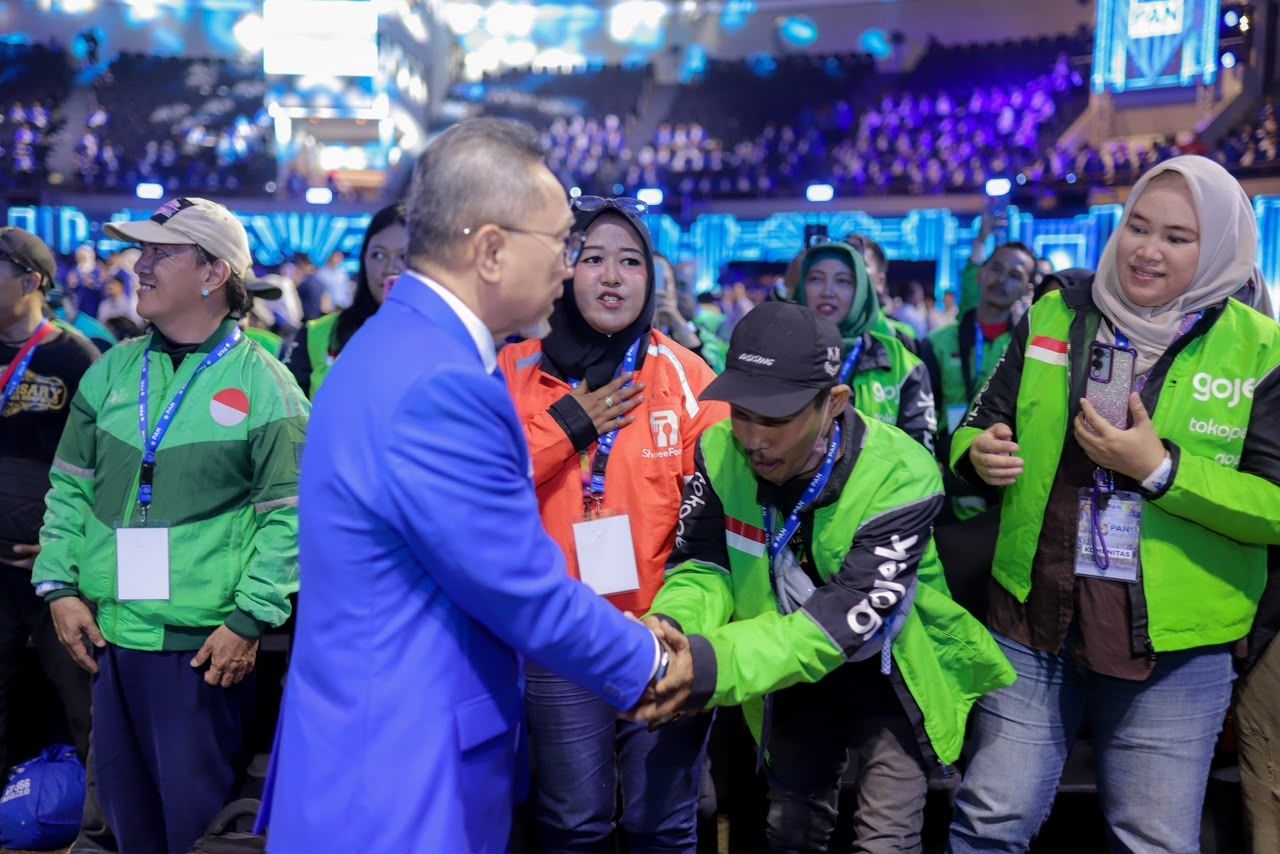 Ketua Umum PAN Zulkifli Hasan (kiri) bersalaman dan berbincang langsung dengan perwakilan pengemudi ojek online pada acara puncak peringatan HUT ke-28 PAN di Jakarta International Convention Center (JICC), Jakarta, Jumat (18/9/2026).