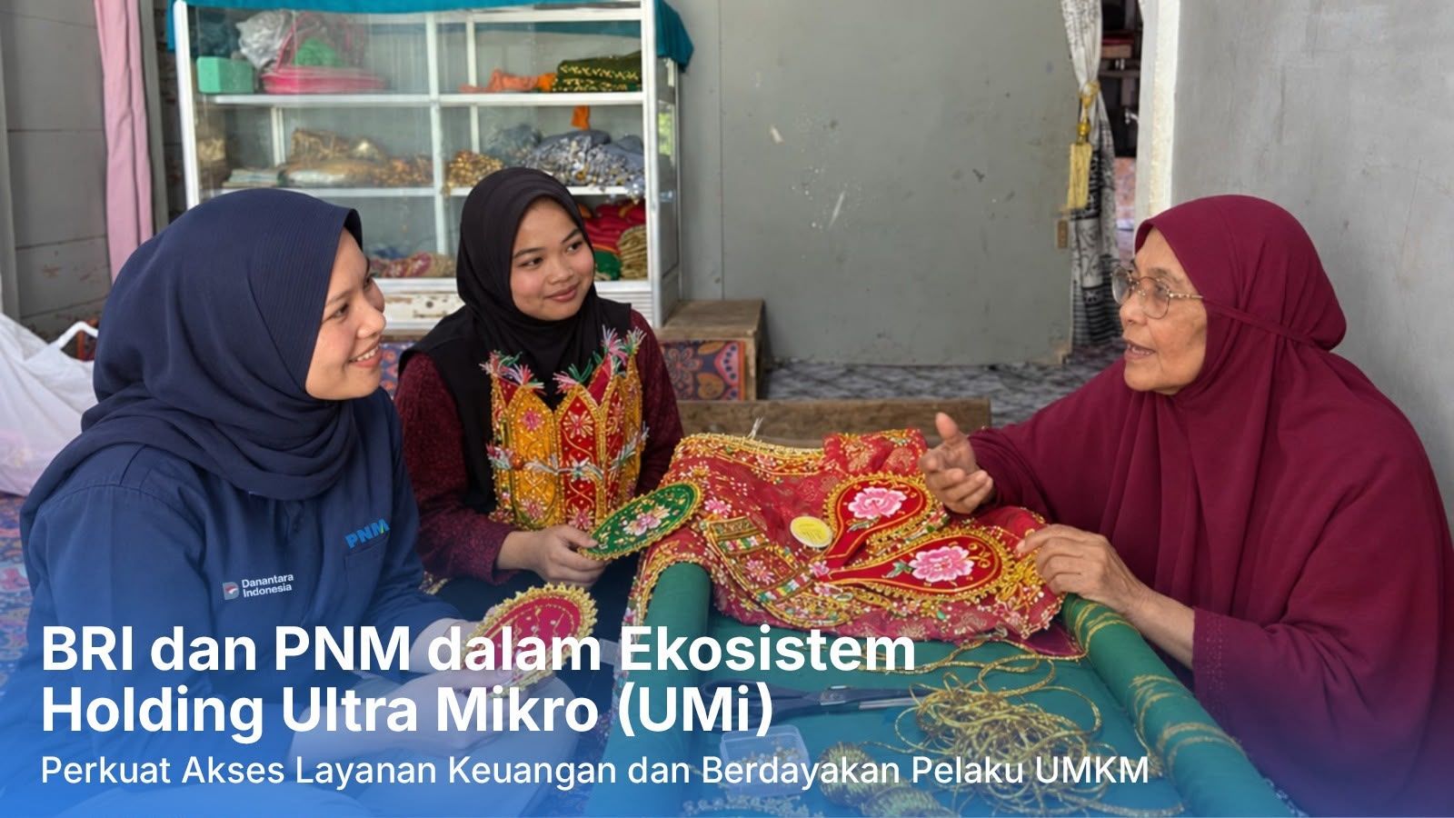 Asra berdiskusi bersama petugas PNM Mekaar. Melalui akses pembiayaan dan pelatihan yang diperoleh sejak bergabung pada 2020, ia mampu mengembangkan kapasitas produksi sulam kasab miliknya