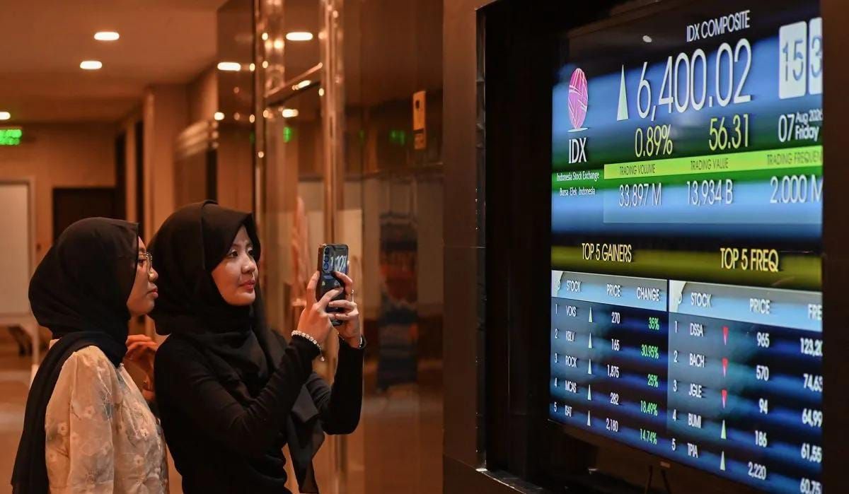 Pengunjung memotret layar pergerakan Indeks Harga Saham Gabungan (IHSG) di Bursa Efek Indonesia (BEI), Jakarta, Jumat, 7 Agustus 2026 <b>(Antara)</b>