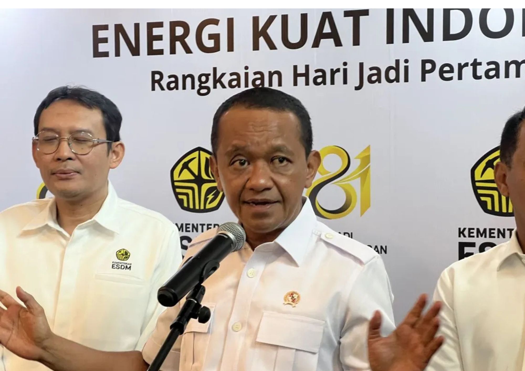 Menteri Energi dan Sumber Daya Mineral (ESDM) Bahlil Lahadalia memberi keterangan ketika ditemui di sela-sela acara Donor Darah Ditjen Minerba yang digelar di Jakarta, Senin (21/9/2026). <b>(Antara)</b>