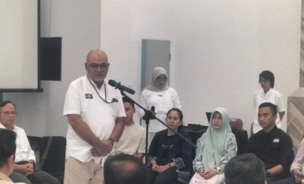 Perwakilan keluarga Firdaus Wajidi, Diki mengucapkan sepatah kata dalam acara "Doa Bersama dan Solidaritas untuk 5 Jurnalis" yang digelar di Gedung Dewan Pers, Jakarta, Senin, 21 September 2026. <b>(Antara)</b>