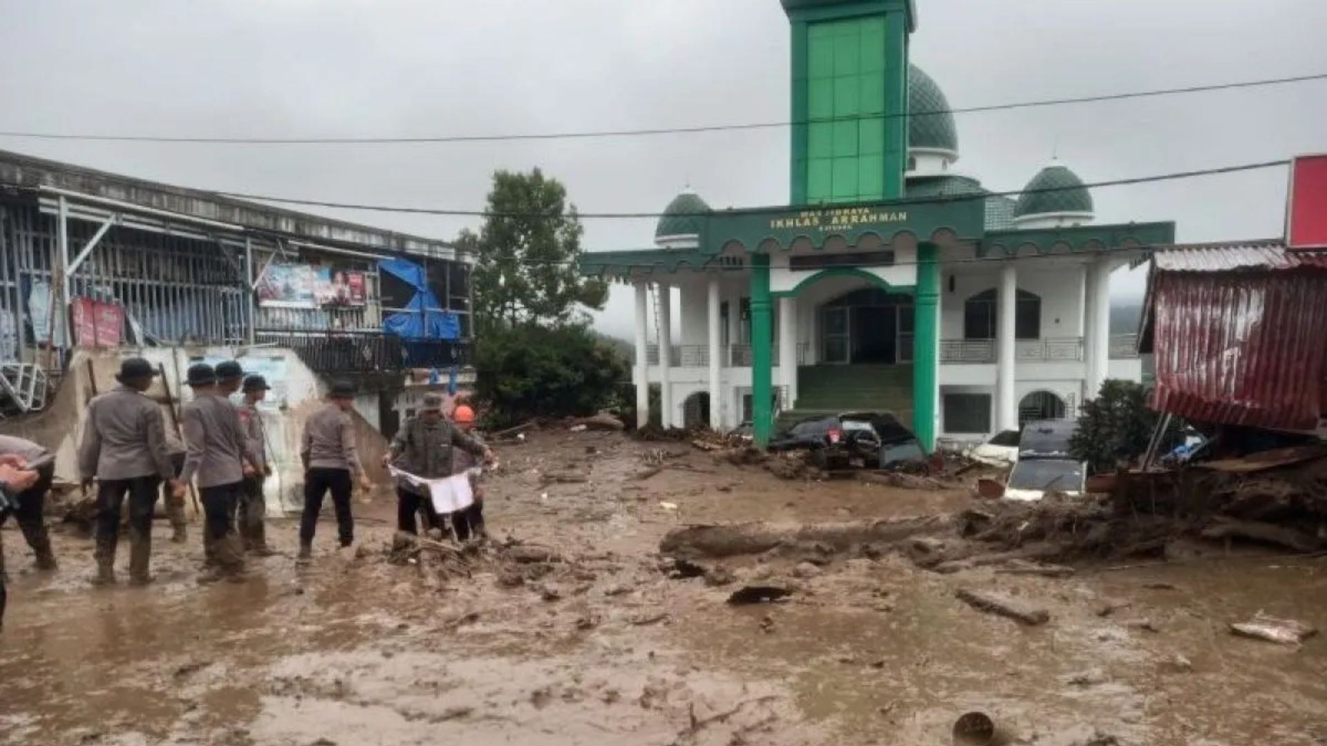 Material banjir bandang berupa lumpur yang menutupi halaman masjid di sekitar kompleks perkantoran bupati Solok, Sumatera Barat. <b>(ANTARA)</b>
