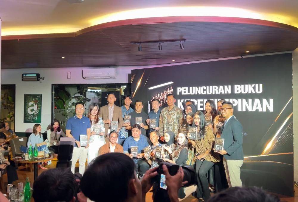 AHY berfoto bersama sejumlah anak muda. 