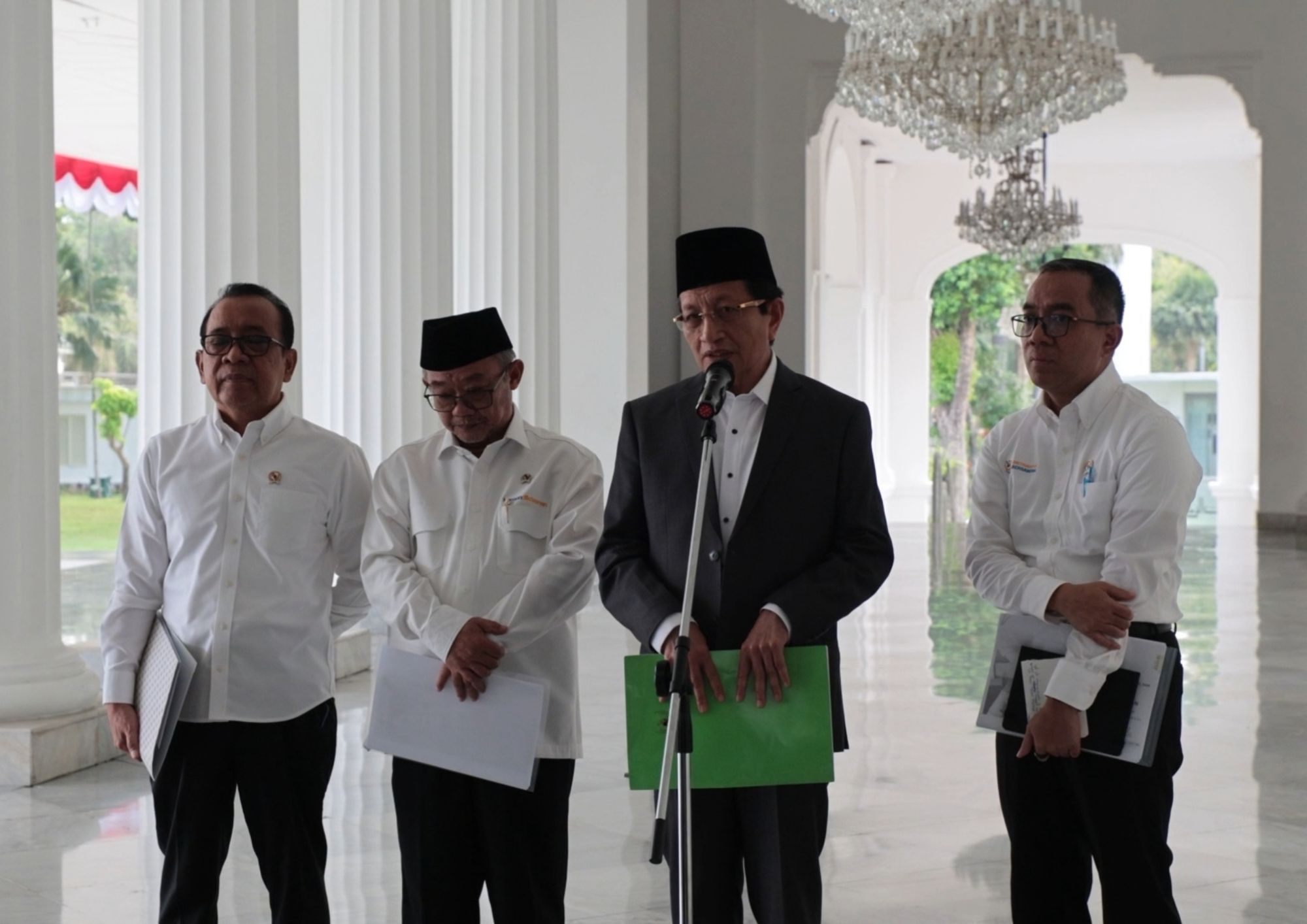 Menteri Agama Nasaruddin Umar (tengah) menyampaikan bahwa pemerintah memperkuat dukungan terhadap pendidikan keagamaan, khususnya pondok pesantren. Presiden Prabowo telah menerbitkan SK terkait pembentukan Direktorat Jenderal Pesantren untuk mewadahi dan memberikan dukungan kebijakan baru bagi pondok pesantren.