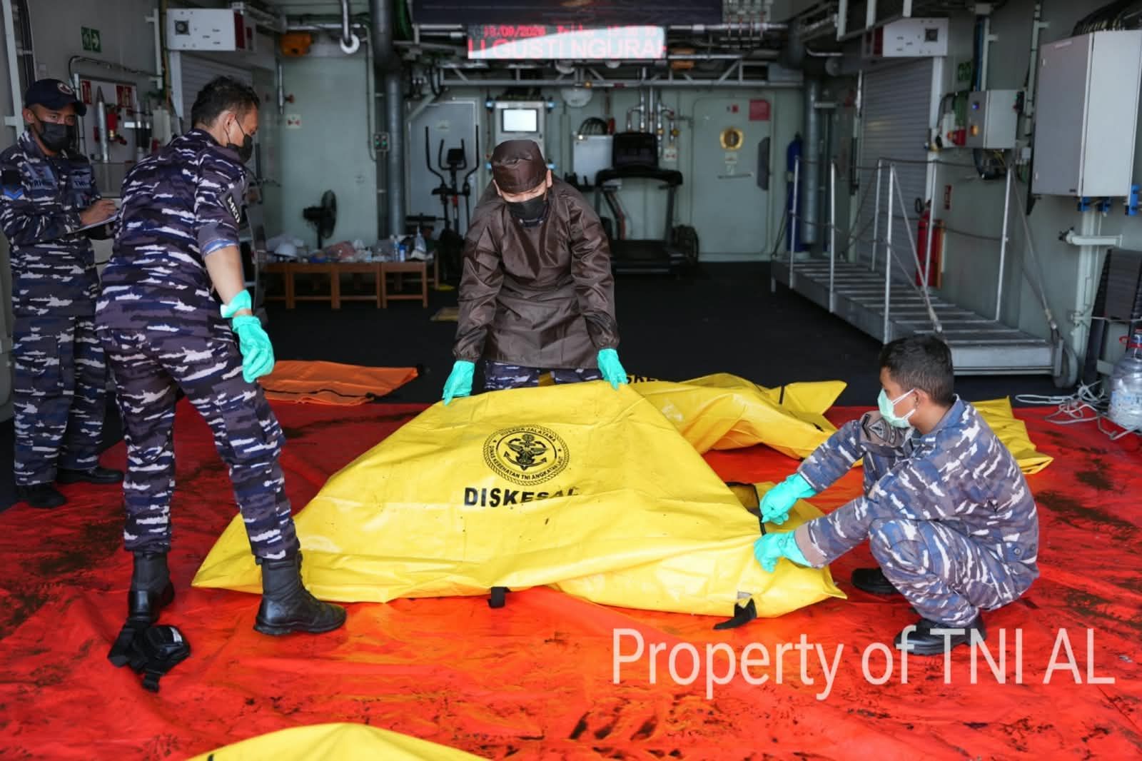 Tim penyelam TNI Angkatan Laut (TNI AL) bersama Basarnas Special Group (BSG) dan Persatuan Olahraga Selam Seluruh Indonesia (POSSI) yang tergabung dalam Tim SAR Gabungan berhasil menemukan 15 jenazah korban tenggelamnya KM Virgo Transport 8 di Perairan Masalembo, Laut Jawa. Penemuan tersebut terjadi bertahap dari dalam bangkai kapal selama pelaksanaan operasi pencarian dan evakuasi. <b>((Puspen TNI))</b>