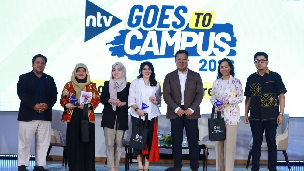 Davina Karamoy berfoto bersama Direktur Utama Nusantara TV, Randy Monthonaro Tampubolon, Pemimpin Redaksi Nusantara TV Abraham Silaban, Pemred NTV News.id Ismoko Widjaya dan jajaran manajemen dalam program NTV Goes to Campus di UI Depok