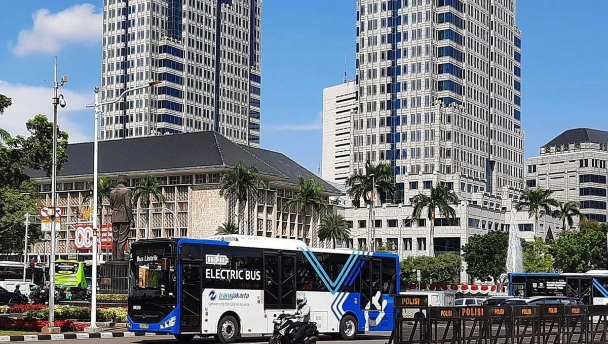 Ilustrasi - Bus Transjakarta melintas di Jalan Merdeka Selatan arah Balai Kota Jakarta <b>(Antara)</b>