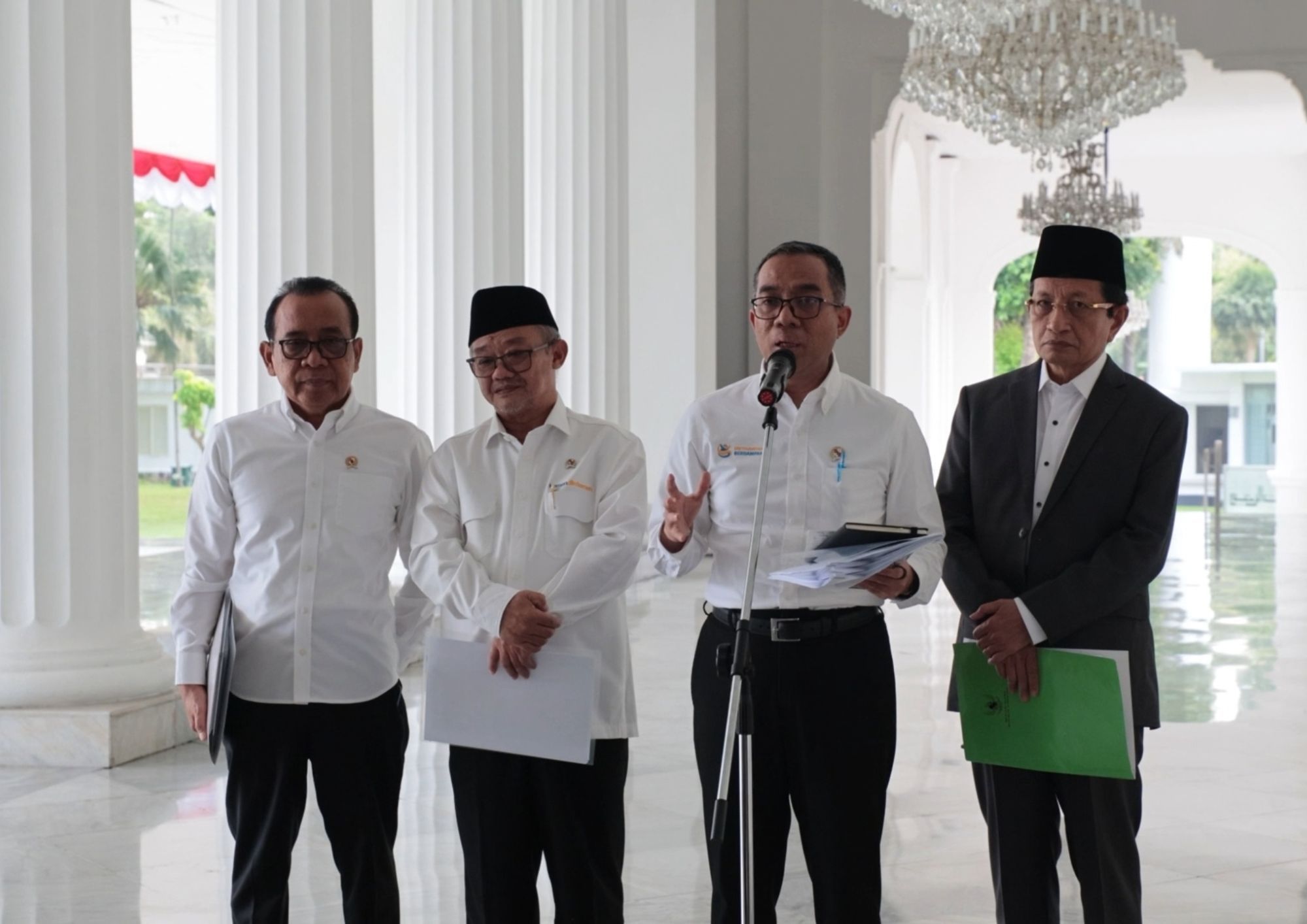 Menteri Pendidikan Tinggi, Sains, dan Teknologi (Mendiktisaintek) Brian Yuliarto (kedua dari kanan) menyampaikan keterangan pers terkait rencana pemerintah menggratiskan biaya pendidikan di perguruan tinggi negeri (PTN).
