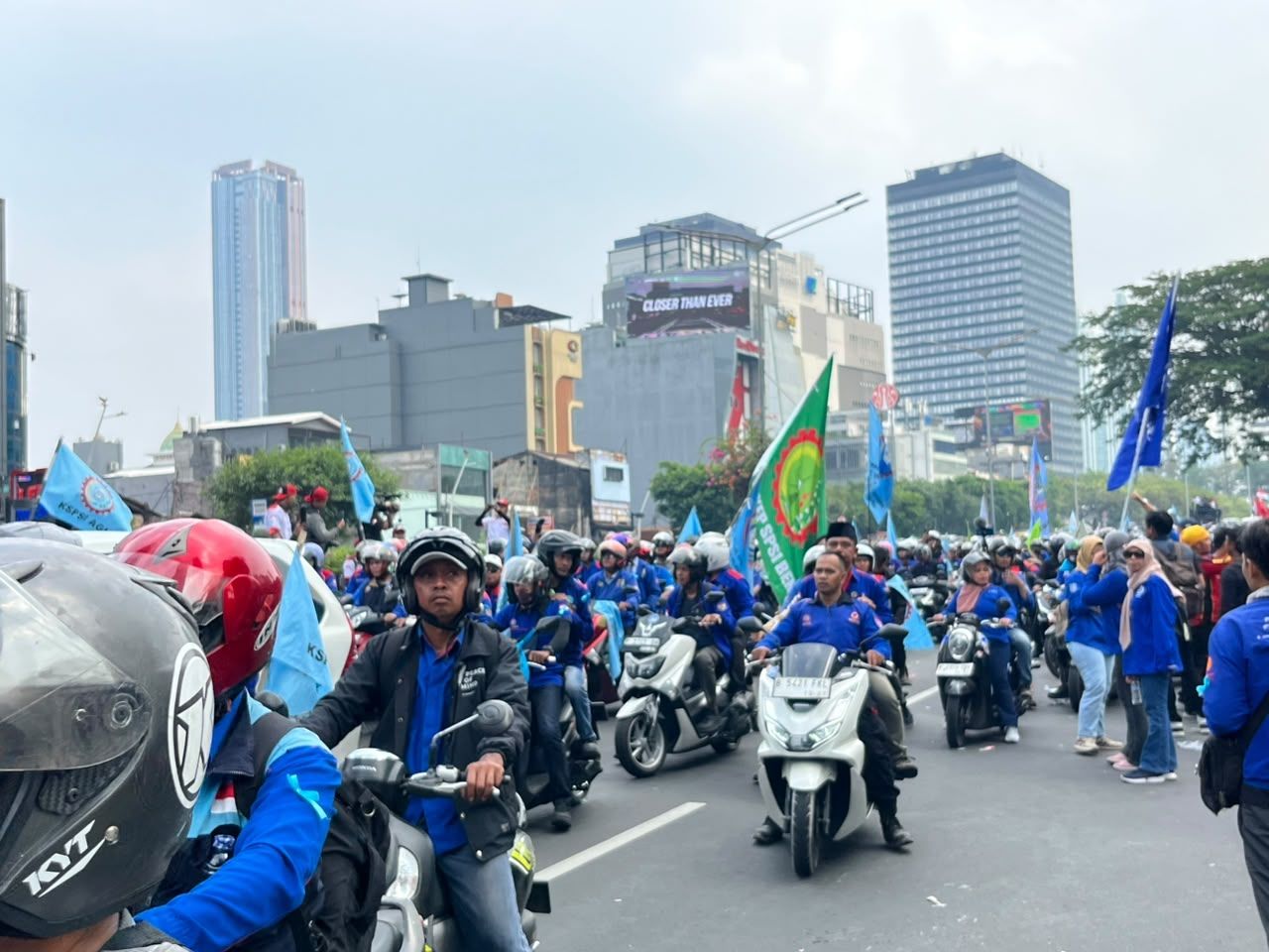 Demo buruh di Jalan Mh Thamrin, depan gedung UOB membubarkan diri <b>(Ntvnews.id/Adiansyah)</b>