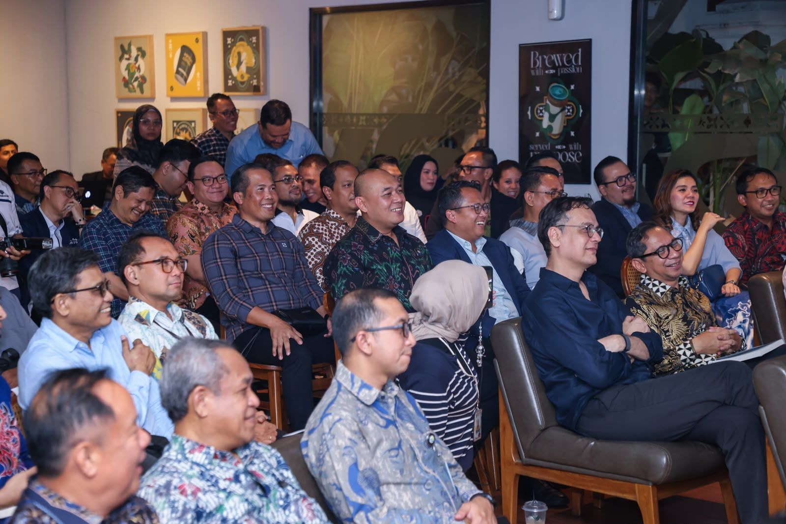 Antusiasme para tamu undangan, pejabat negara, tokoh, pengamat, serta perwakilan generasi muda yang memadati ruang acara peluncuran buku