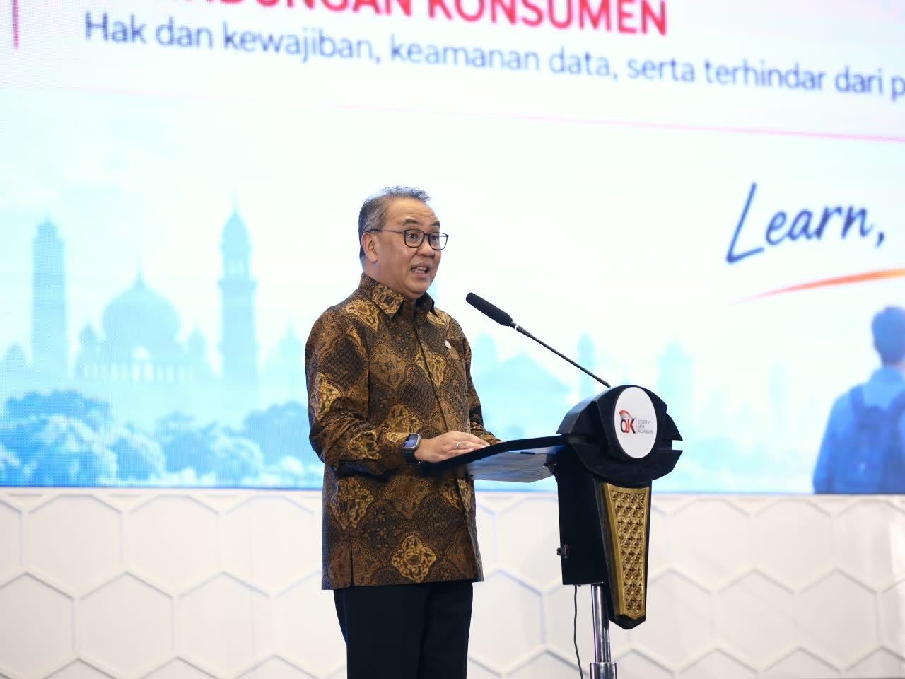 Kepala Eksekutif Pengawas Perilaku Pelaku Usaha Jasa Keuangan, Edukasi, dan Pelindungan Konsumen OJK, Dicky Kartikoyono, saat menyampaikan sambutan dalam Puncak ISFO 2026 di Jakarta.