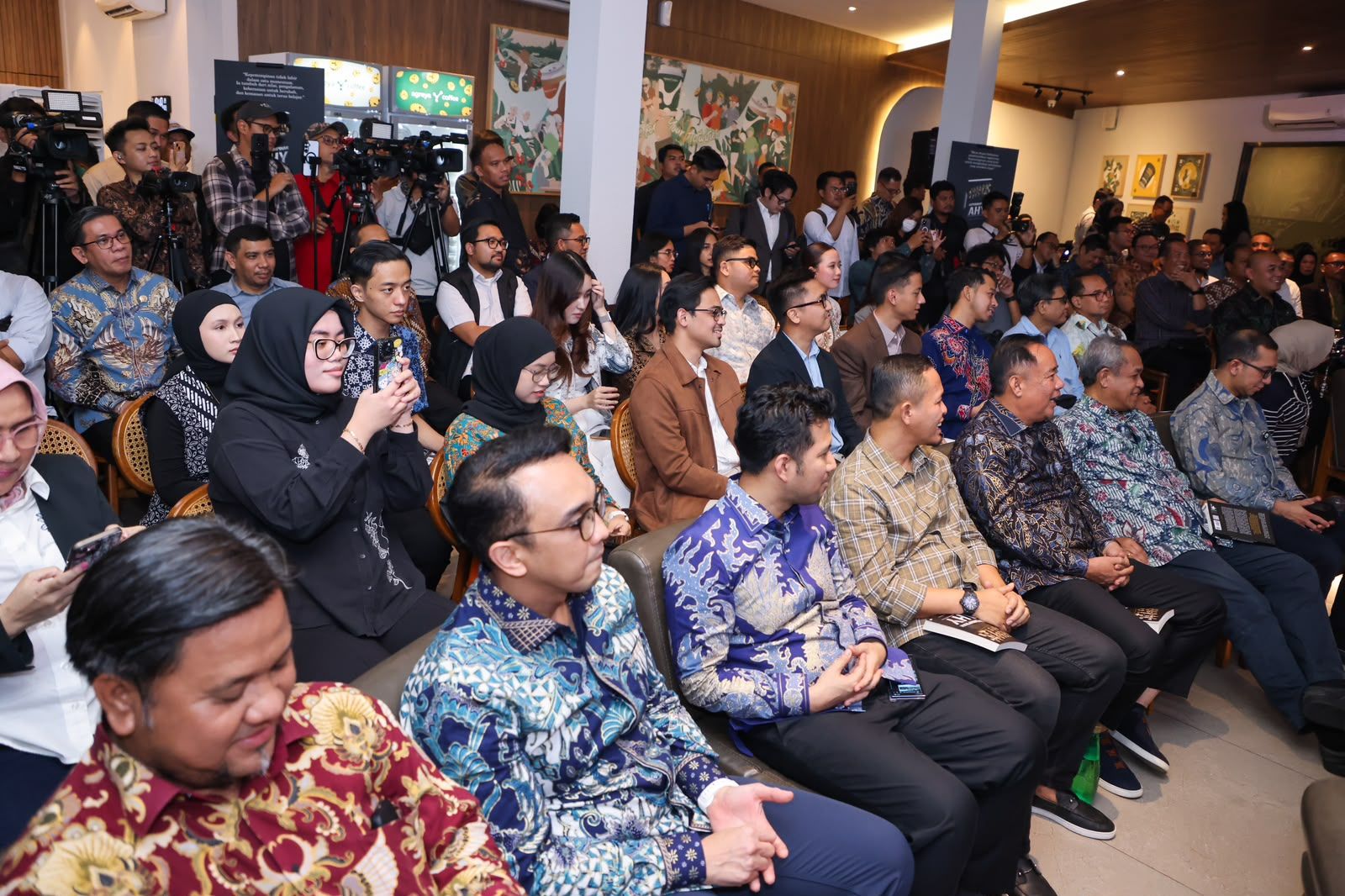 Peluncuran buku "Kepemimpinan AHY" yang ditulis 27 penulis dari berbagai kalangan. Sejumlah tokoh politik, tokoh media, anggota DPR, Menteri, dan Wakil Menteri turut hadir di kawasan Menteng, Jakarta Pusat, Rabu, 23 September 2026.  <b>(Dok. )</b>