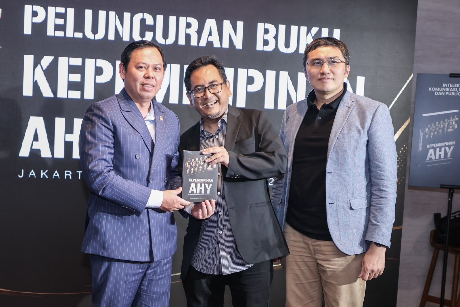 Suasana hangat saat sesi peluncuran dan penunjukan buku 