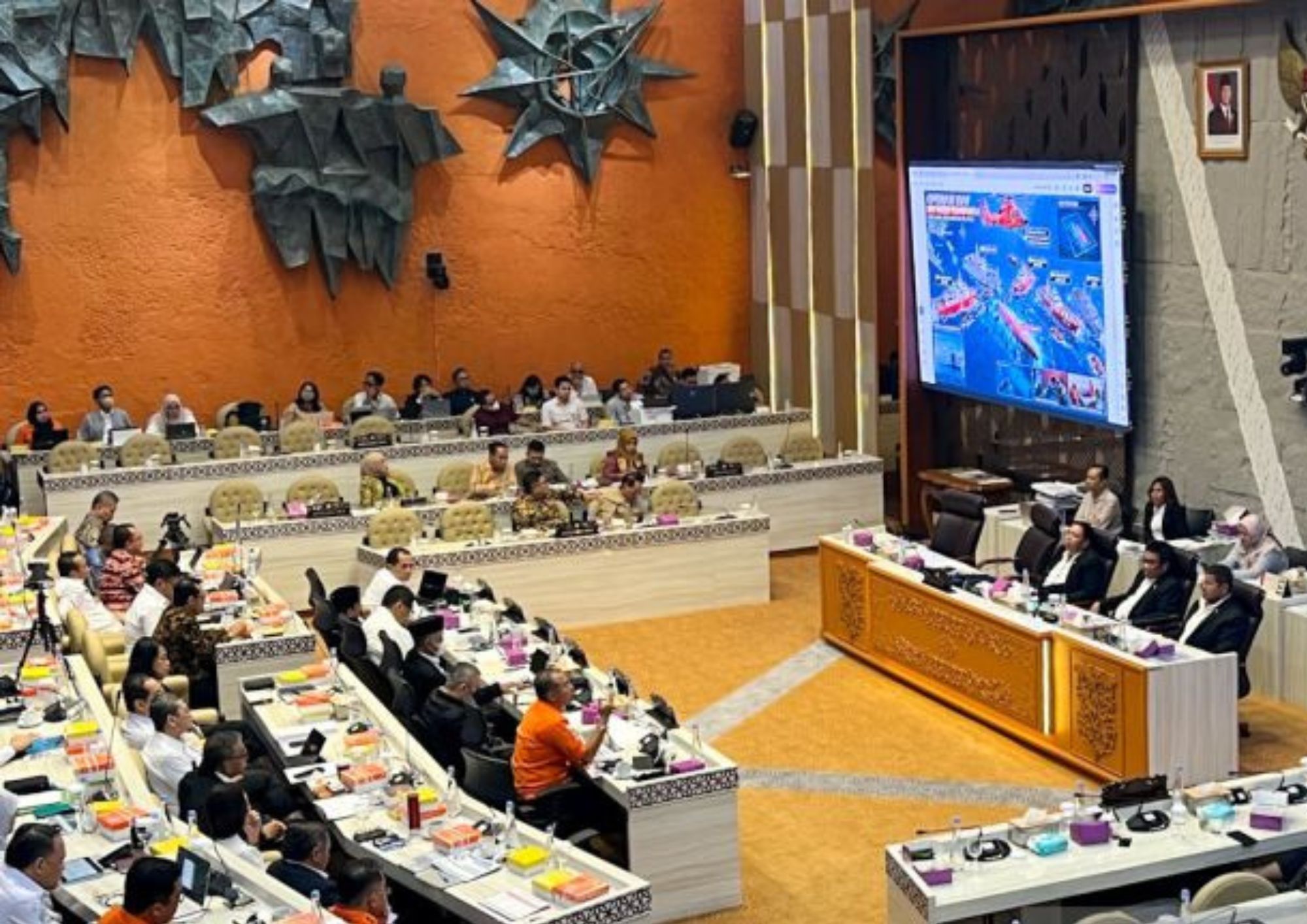 Suasana rapat kerja Komisi V DPR RI dengan Menteri Perhubungan Dudy Purwagandhi, Menteri Pekerjaan Umum Dody Hanggodo, Menteri Transmigrasi M Iftitah Sulaiman Suryanagara, Menteri Perumahan dan Kawasan Permukiman (PKP) Maruarar Sirait (Ara), dan lainnya di Jakarta, Kamis (24/9/2026). <b>(Antara)</b>