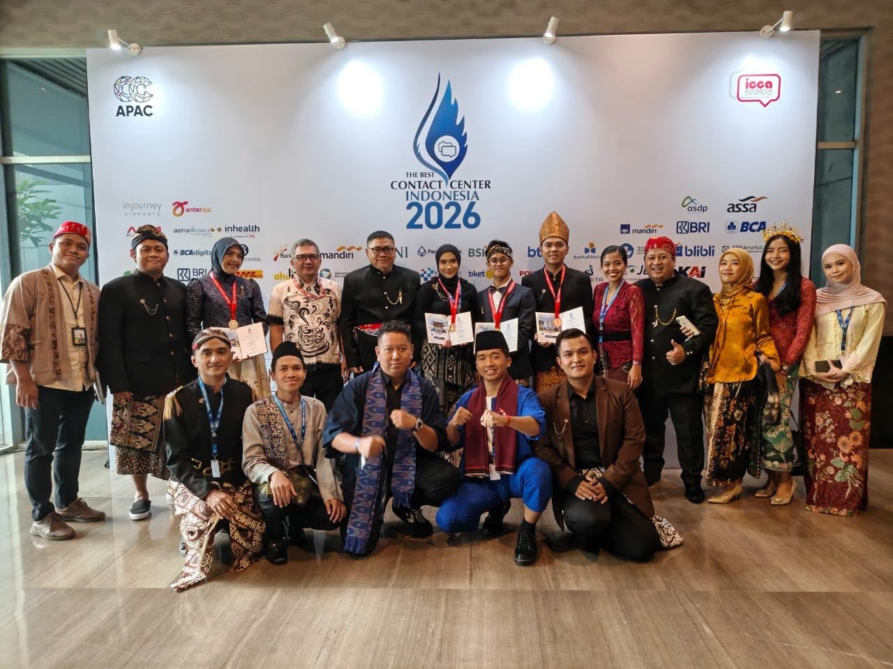 PT Pegadaian (Persero) kembali menorehkan prestasi gemilang di tingkat nasional dalam ajang penganugerahan The Best Contact Center Indonesia (TBCCI) 2026 yang diselenggarakan oleh Indonesia Contact Center Association (ICCA). Penghargaan ini diterima langsung oleh Kepala Divisi Layanan dan Contact Center PT Pegadaian (Persero), Rinny Amelia Hadjoh di Hotel Bidakara, Jakarta, pada Kamis (24/09). <b>(DOK PEGADAIAN)</b>