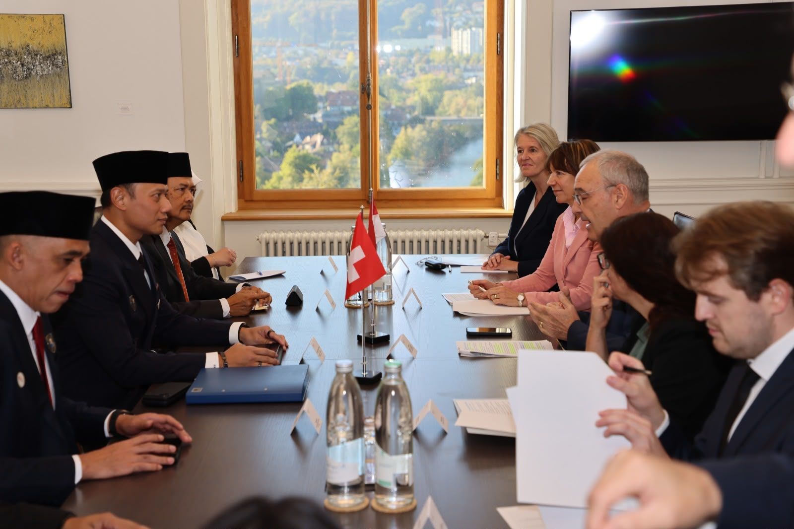 Suasana pertemuan bilateral antara delegasi Indonesia yang dipimpin oleh Menko AHY bersama Presiden Konfederasi Swiss Guy Parmelin beserta jajaran di Bern, Swiss.