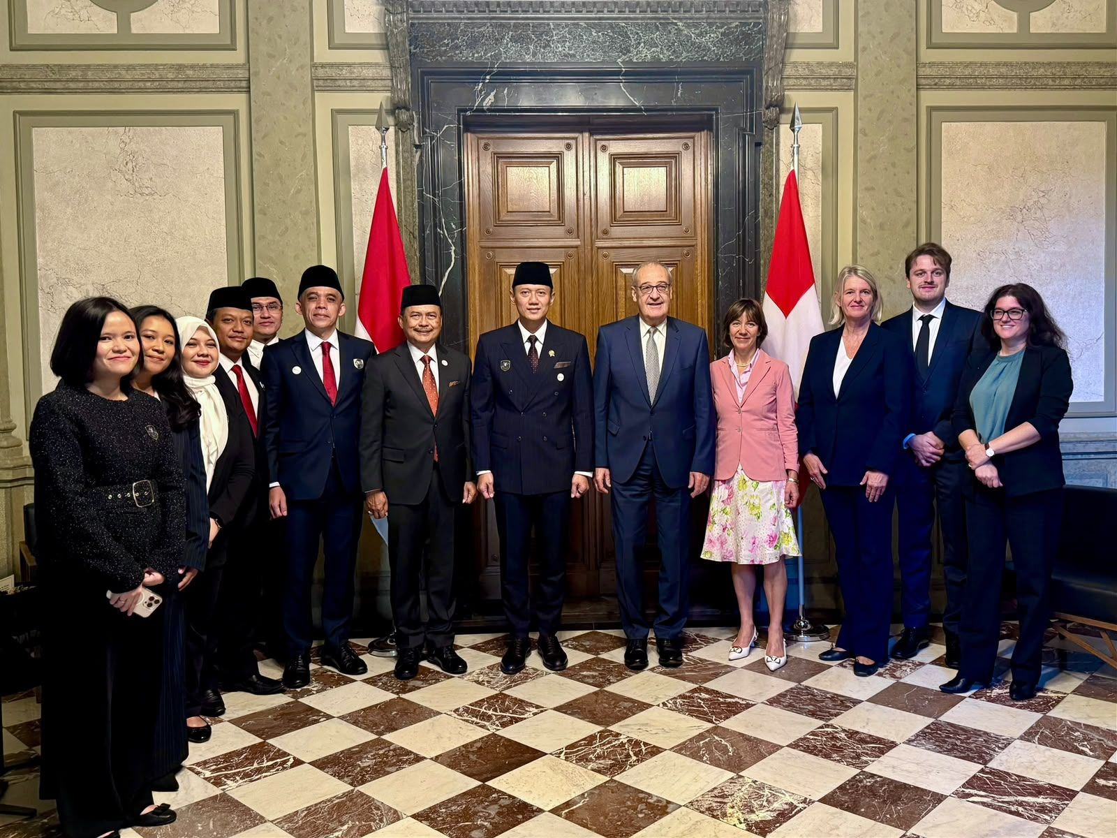 Menko AHY dan Presiden Guy Parmelin berfoto bersama delegasi kedua negara, termasuk Duta Besar RI untuk Swiss I Gede Ngurah Swajaya serta jajaran pejabat pendamping.