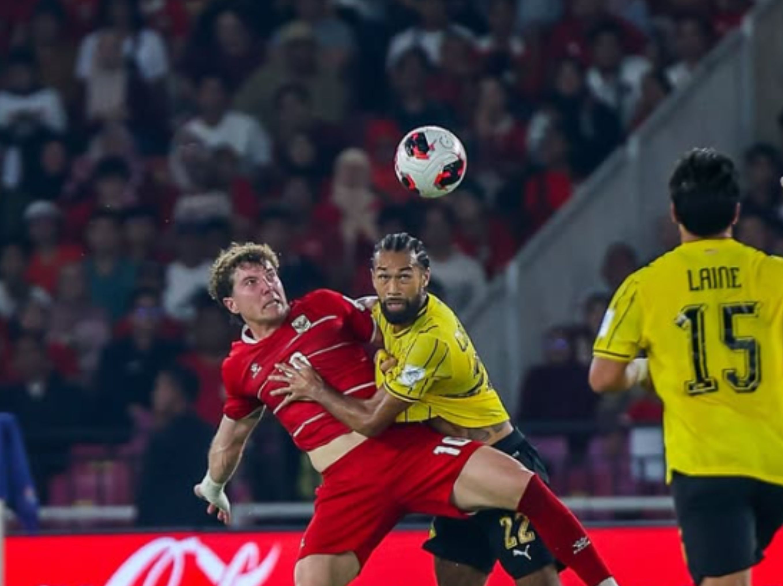 Ole Romeny berebut bola dengan pemain Malaysia <b>(IG TIMNAS MALAYSIA)</b>