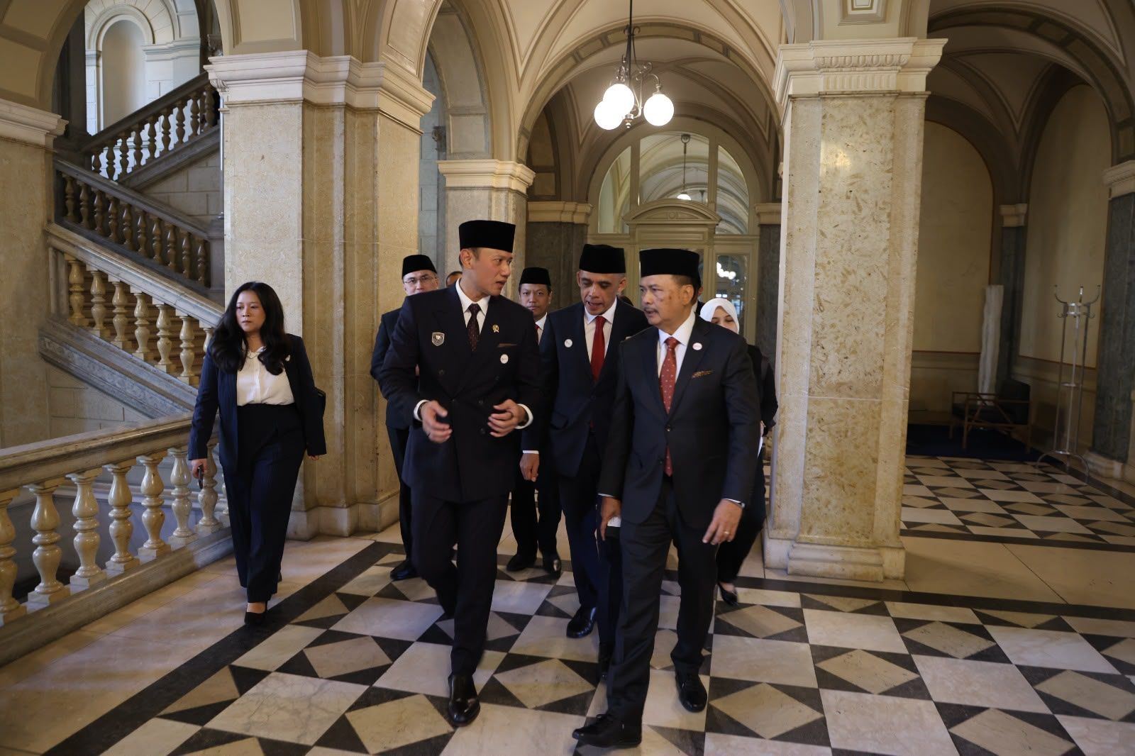 Menko AHY didampingi jajaran delegasi saat tiba di lokasi pertemuan untuk membahas penguatan hubungan diplomatik Indonesia-Swiss yang telah terjalin selama 75 tahun.