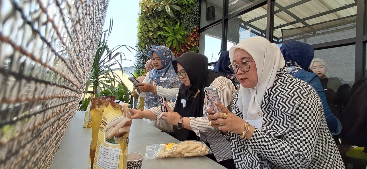 Para pelaku UMKM binaan Yayasan Astra-Yayasan Dharma Bhakti Astra mengikuti sesi praktik fotografi dengan menggunakan produk nya masing-masing sebagai objek foto dalam program Jurnalis Mengajar, hasil kolaborasi Astra, Kompas Institute, dan Yayasan Astra-Yayasan Dharma Bhakti Astra.