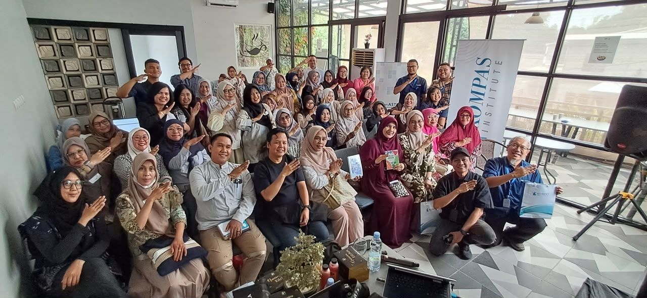 Para pembicara berfoto bersama peserta pelaku UMKM binaan Yayasan Astra-Yayasan Dharma Bhakti Astra dalam program Jurnalis Mengajar, hasil kolaborasi Astra, Kompas Institute, dan Yayasan Astra-Yayasan Dharma Bhakti Astra.