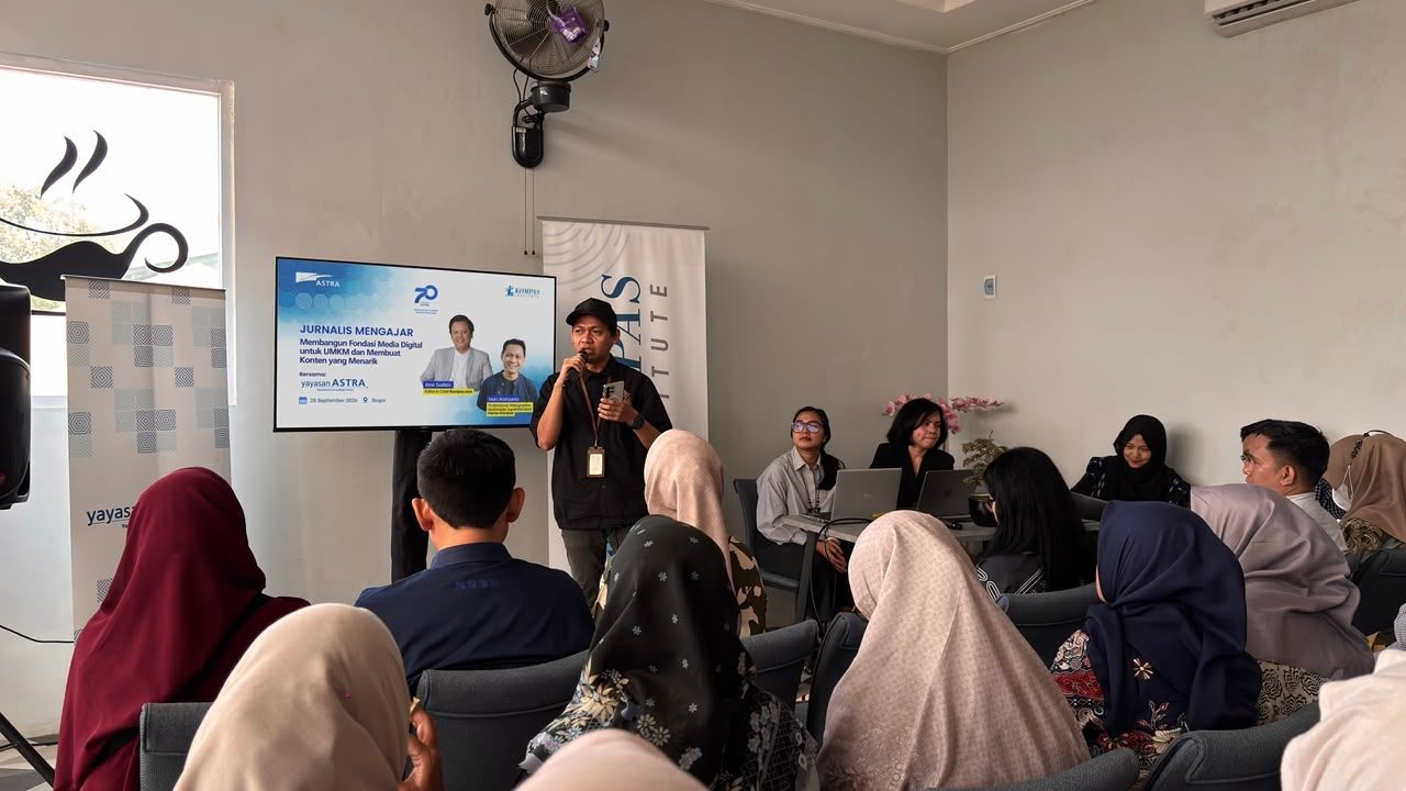 Iwan Andryanto, Multimedia Superintendent Harian Kompas, memberikan materi fotografi kepada pelaku UMKM binaan Yayasan Astra-Yayasan Dharma Bhakti Astra dalam program Jurnalis Mengajar, hasil kolaborasi Astra, Kompas Institute, dan Yayasan Astra-Yayasan Dharma Bhakti Astra.