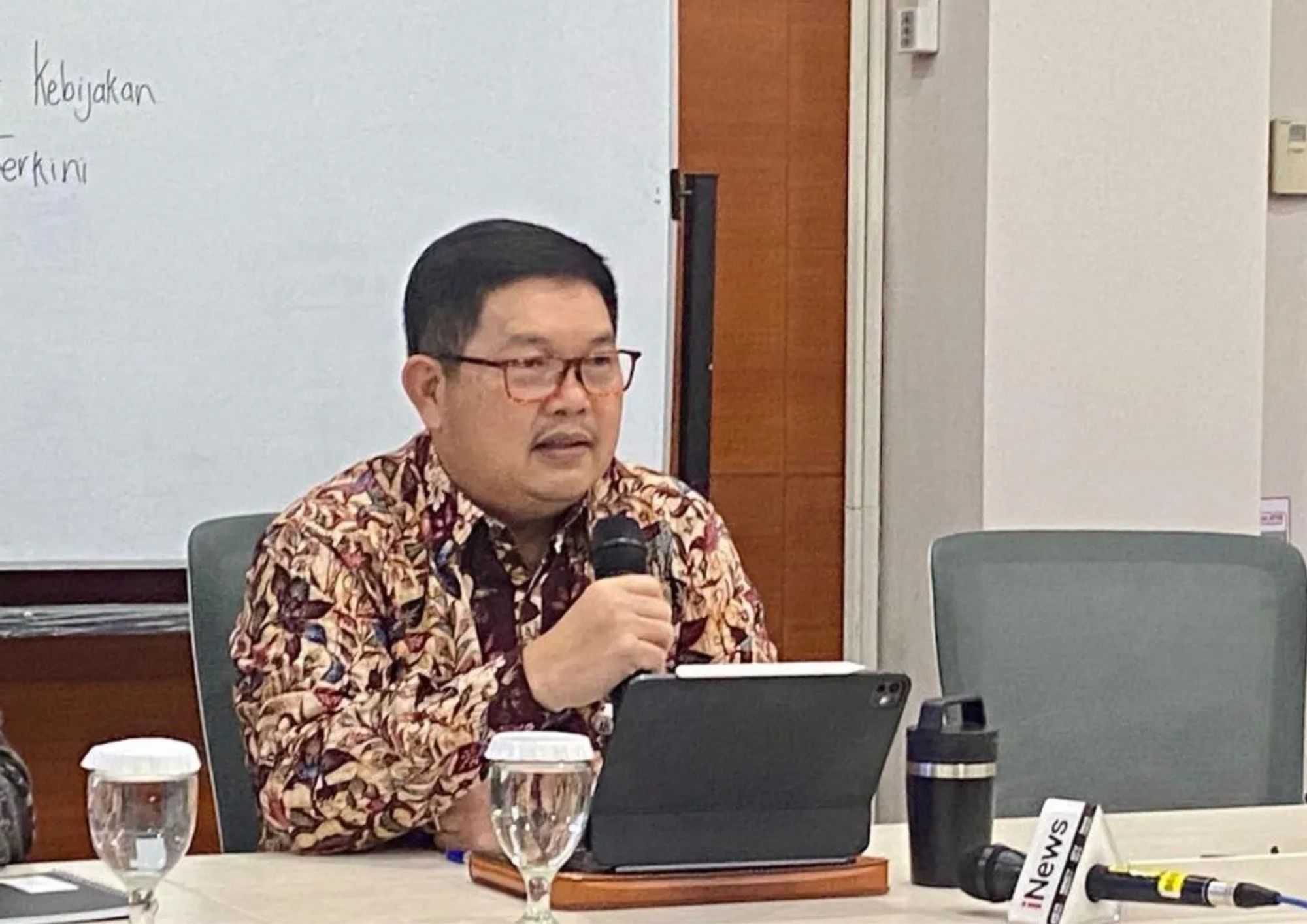 Direktur Eksekutif Kepala Departemen Pengelolaan Moneter dan Aset Sekuritas Bank Indonesia (BI) Erwin G Hutapea memaparkan materi dalam Taklimat Media, di Kantor Pusat Bank Indonesia, Jakarta, Rabu (30/9/2026) <b>(Antara)</b>
