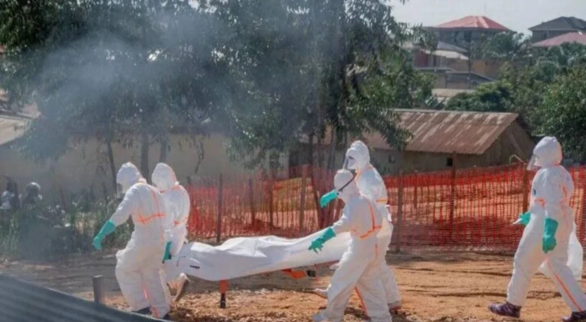 Jenazah warga terinfeksi Ebola dibawa ke kamar jenazah Pusat Medis Nyankunde untuk menjalani prosedur pemakaman oleh tim kesehatan. <b>(Antara)</b>