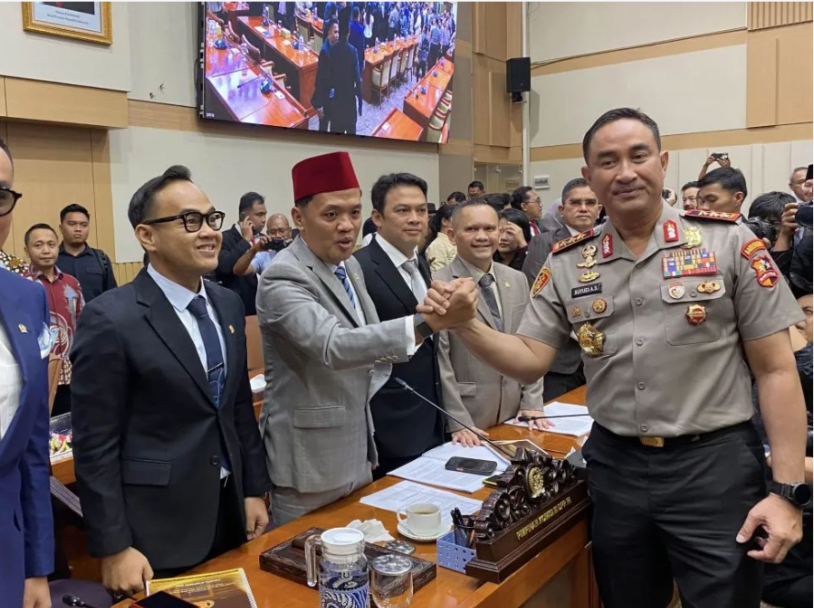 Calon tunggal Kapolri Komjen Pol. Suyudi Ario Seto menjabat tangan Ketua Komisi III DPR RI usai uji kelayakan dan kepatutan di kompleks parlemen, Jakarta, Kamis (1/10/2026). ANTARA/Fath Putra <b>(ANTARA)</b>