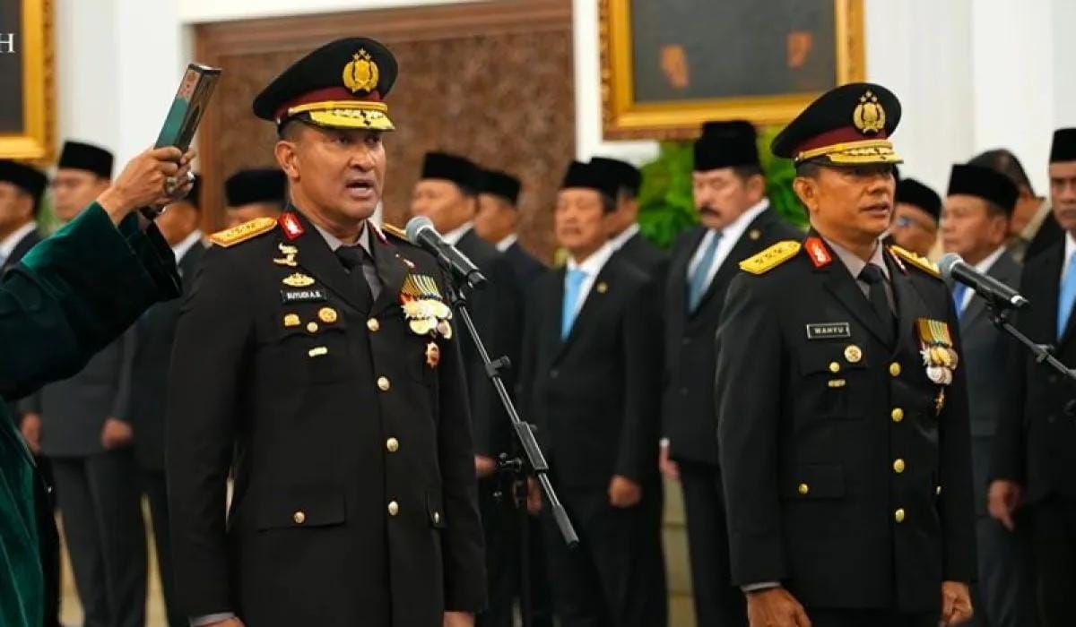 Jenderal Pol. Suyudi Ario Seto (kiri) dan Komjen Pol. Wahyu Hadiningrat dilantik sebagai Kapolri dan Wakapolri oleh Presiden Prabowo Subianto di Istana, Negara, Jakarta <b>(Antara)</b>