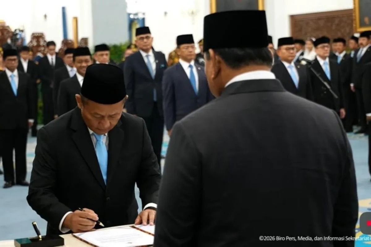 Tangpakan layar - Menteri Perindustrian Muhammad Sarmuji (kiri) menandatangani berita acara di hadapan Presiden Prabowo Subianto di Istana Negara, Jakarta, Kamis, 1 Oktober 2026.  <b>(Antara)</b>