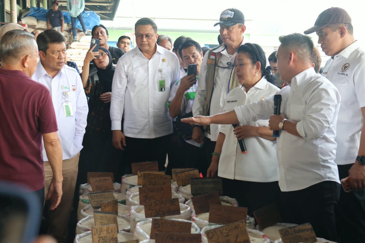 Ketua Komisi IV DPR RI Siti Hediati Hariyadi bersama Direktur Utama Perum BULOG Letjen TNI (Purn.) Dr. Ahmad Rizal Ramdhani dan jajaran meninjau langsung kualitas serta ragam varian beras di kios pedagang Pasar Induk Beras Cipinang (PIBC), Jakarta (2/10).